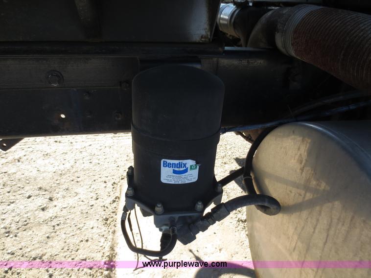 image for item F6563 1982 Ford LTL9000 dump truck