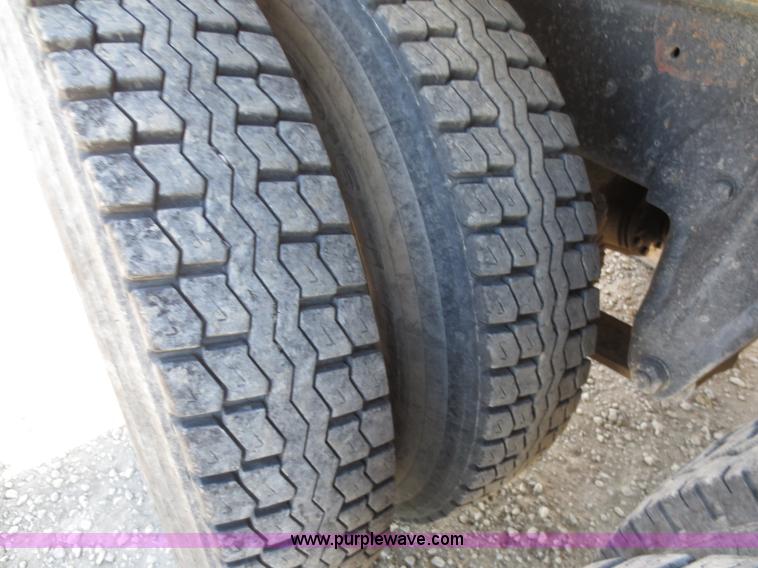 image for item F6563 1982 Ford LTL9000 dump truck