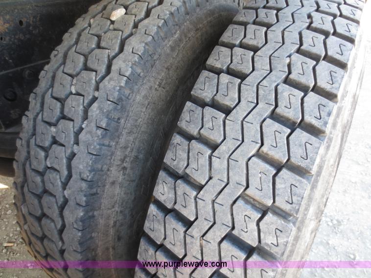 image for item F6563 1982 Ford LTL9000 dump truck