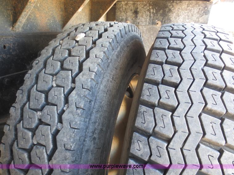 image for item F6563 1982 Ford LTL9000 dump truck