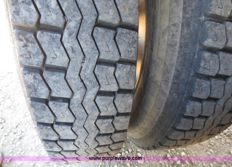 image for item F6563 1982 Ford LTL9000 dump truck