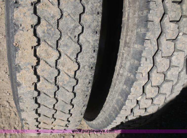 image for item F6563 1982 Ford LTL9000 dump truck