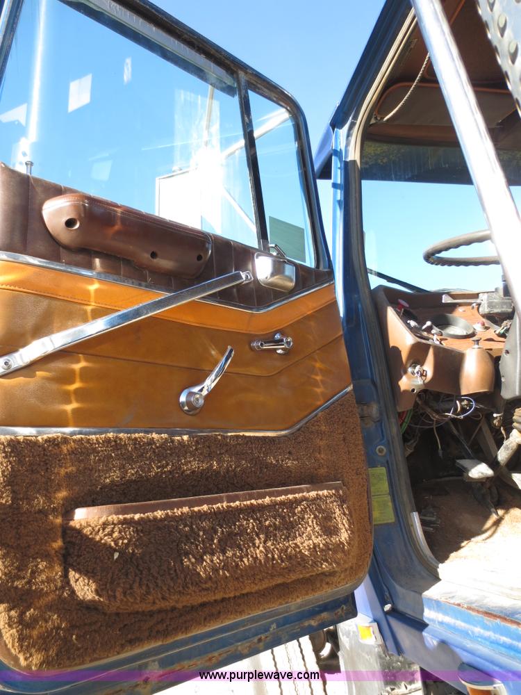 image for item F6563 1982 Ford LTL9000 dump truck