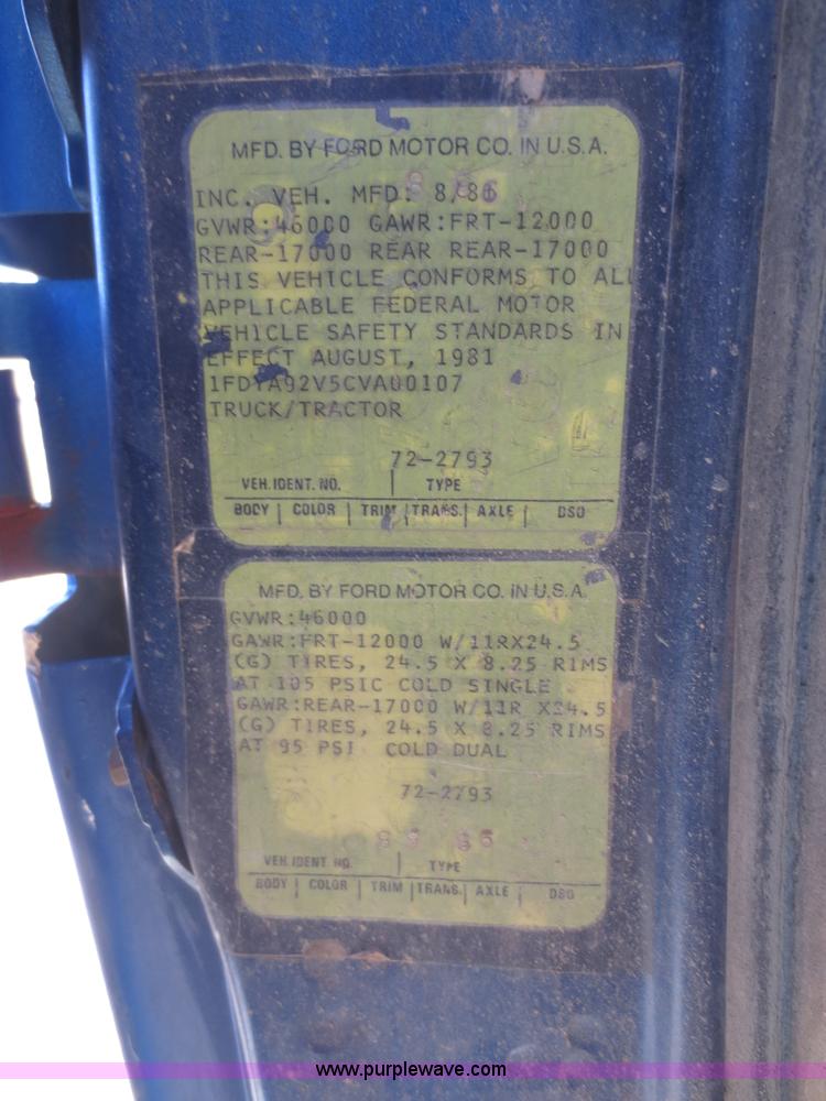 image for item F6563 1982 Ford LTL9000 dump truck