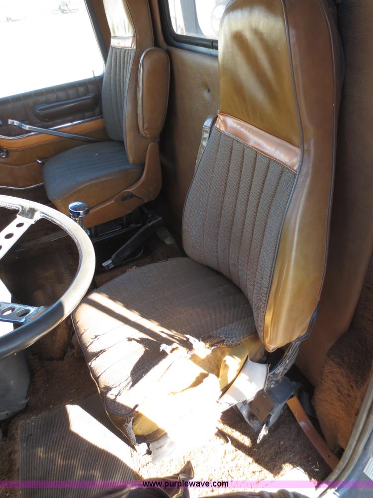 image for item F6563 1982 Ford LTL9000 dump truck