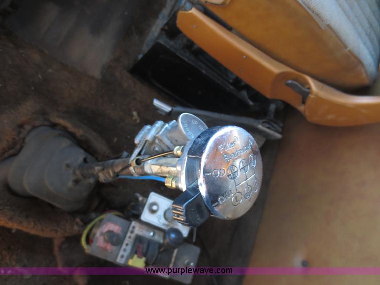 image for item F6563 1982 Ford LTL9000 dump truck