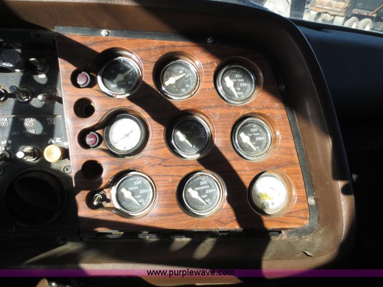 image for item F6563 1982 Ford LTL9000 dump truck