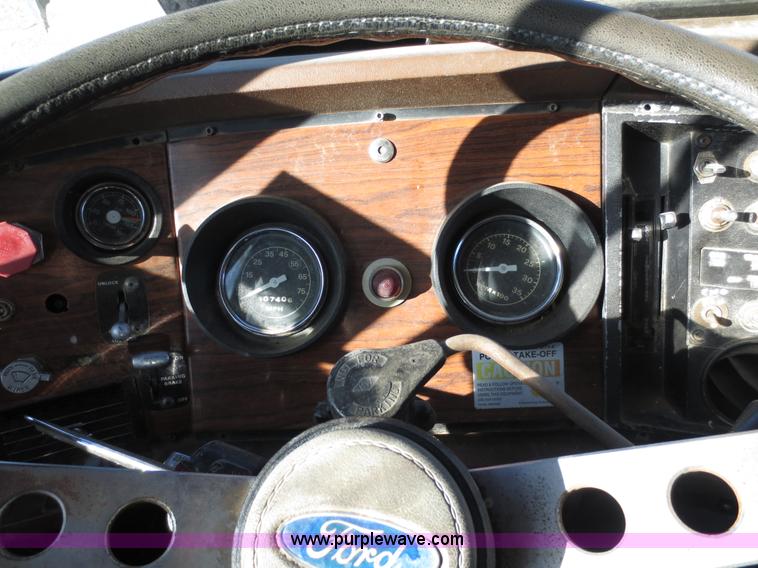 image for item F6563 1982 Ford LTL9000 dump truck