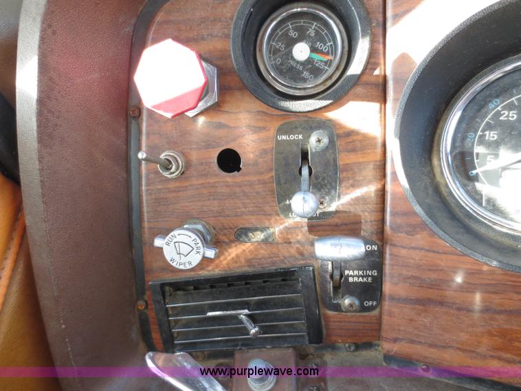 image for item F6563 1982 Ford LTL9000 dump truck