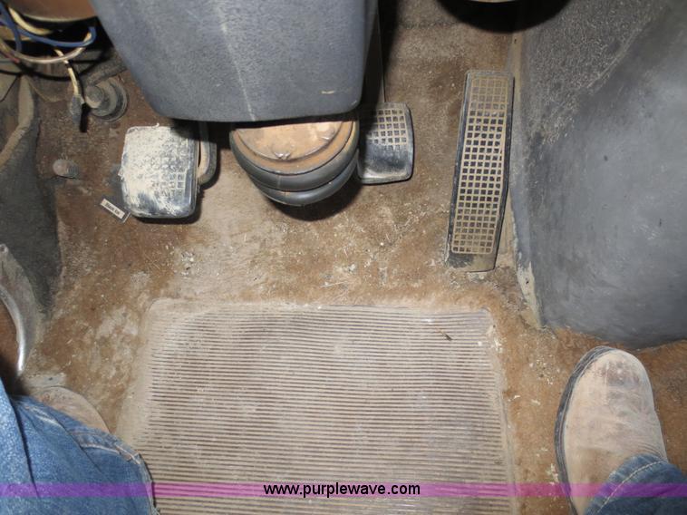 image for item F6563 1982 Ford LTL9000 dump truck