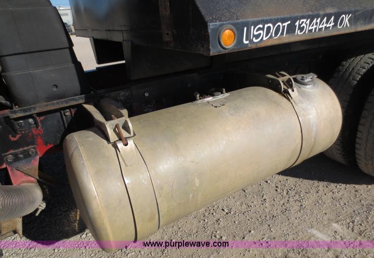 image for item F6564 1986 Peterbilt 359 dump truck