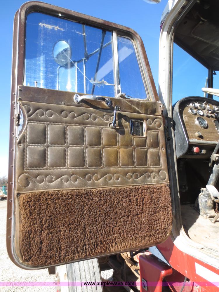 image for item F6564 1986 Peterbilt 359 dump truck