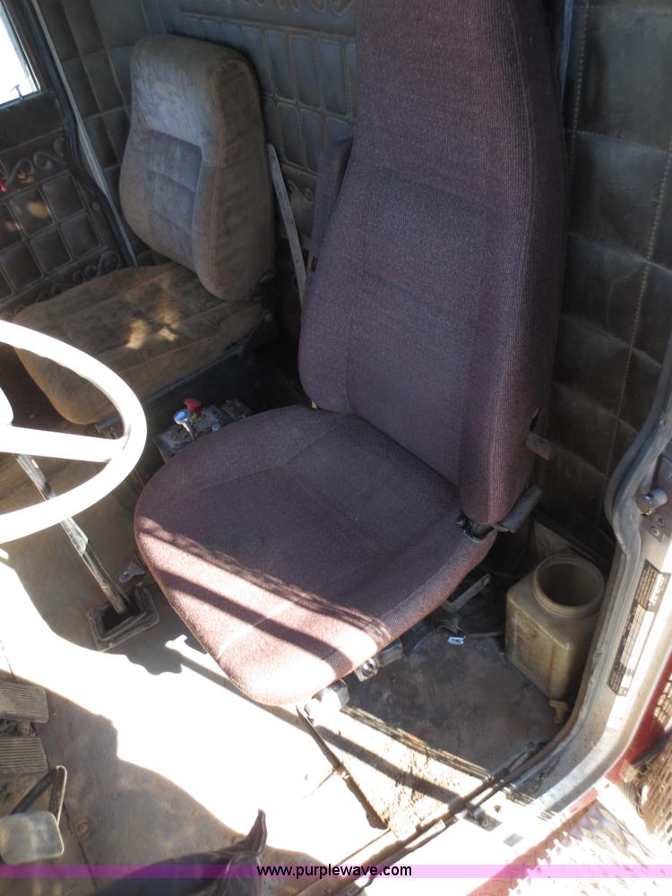 image for item F6564 1986 Peterbilt 359 dump truck