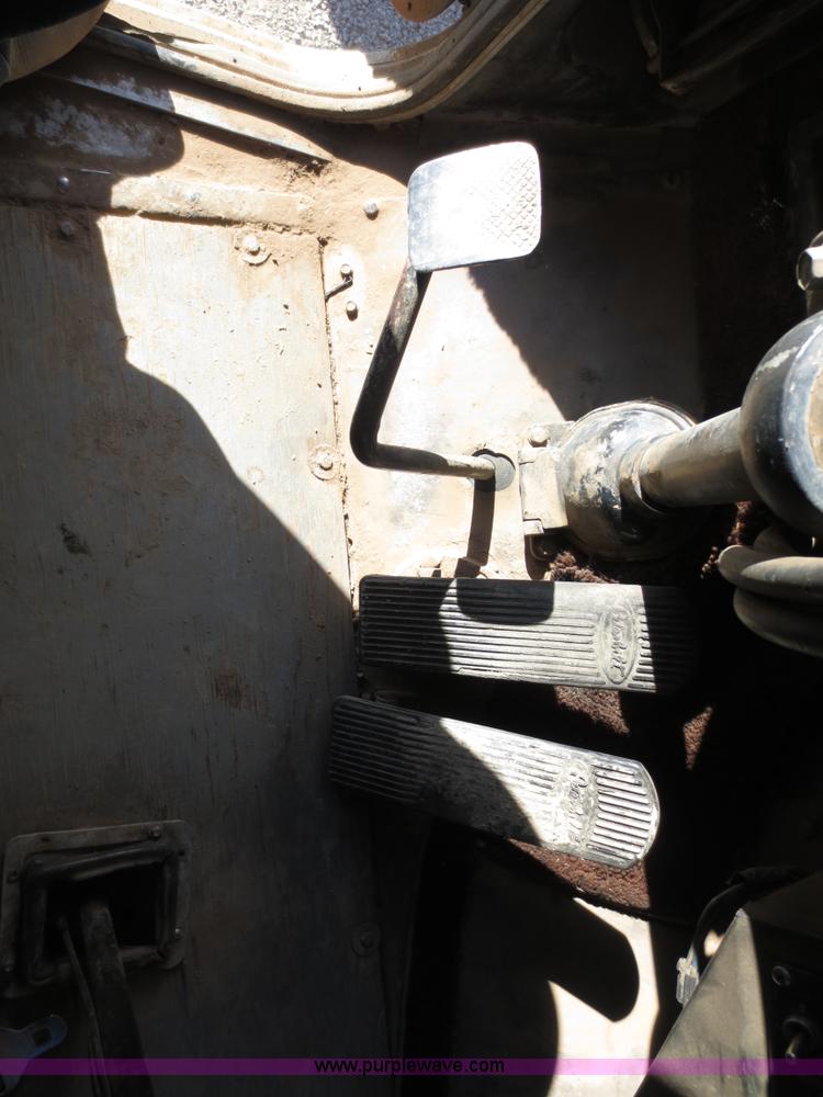 image for item F6564 1986 Peterbilt 359 dump truck