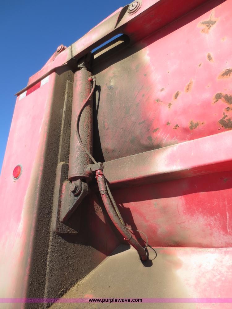 image for item F6565 1993 APE 28' end dump trailer