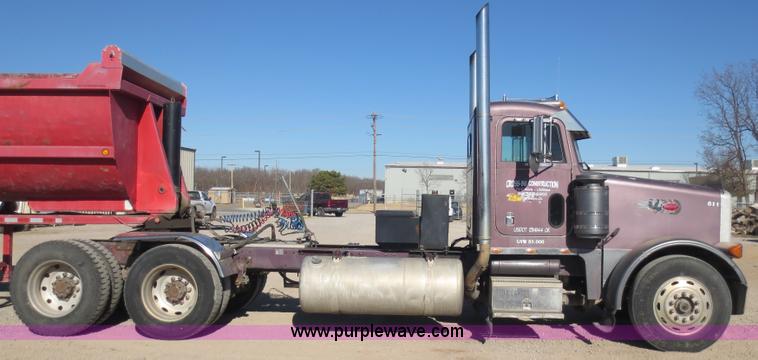 image for item F6566 1990 Peterbilt 378 semi truck