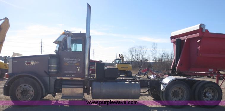 image for item F6566 1990 Peterbilt 378 semi truck