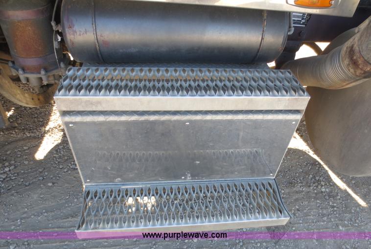 image for item F6566 1990 Peterbilt 378 semi truck