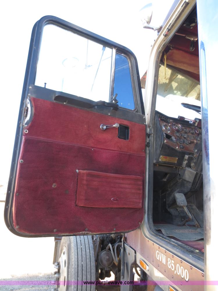 image for item F6566 1990 Peterbilt 378 semi truck