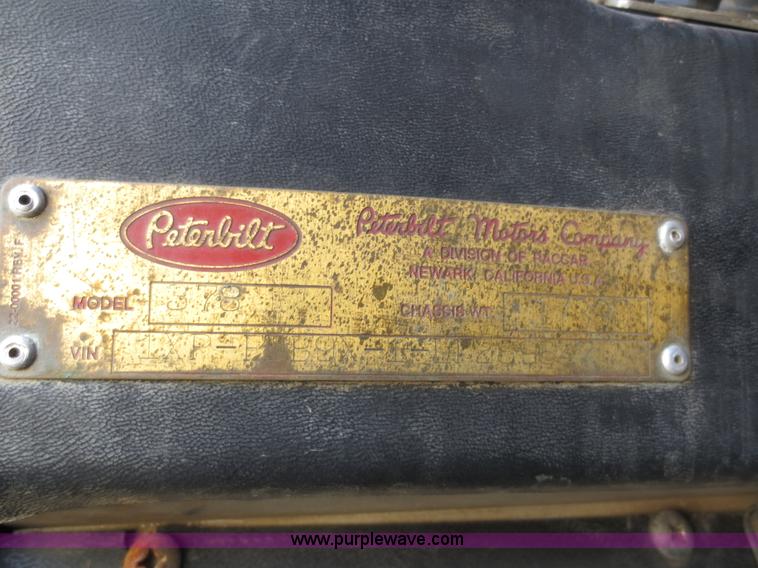 image for item F6566 1990 Peterbilt 378 semi truck