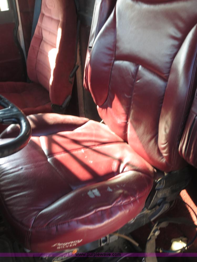 image for item F6566 1990 Peterbilt 378 semi truck