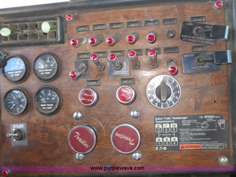 image for item F6566 1990 Peterbilt 378 semi truck