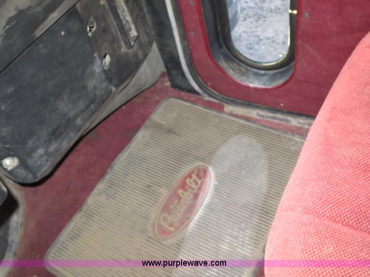 image for item F6566 1990 Peterbilt 378 semi truck