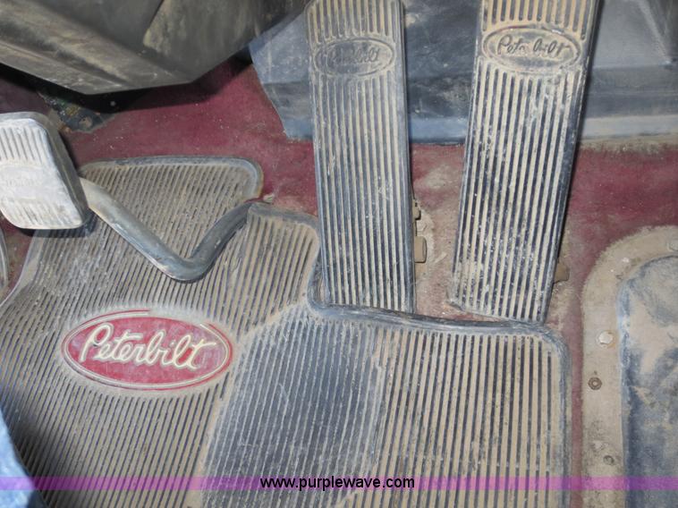 image for item F6566 1990 Peterbilt 378 semi truck