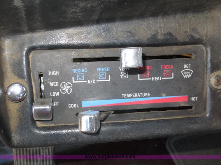 image for item F6566 1990 Peterbilt 378 semi truck