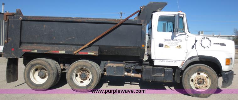 image for item F6567 1994 Ford Aeromax L9000 dump truck