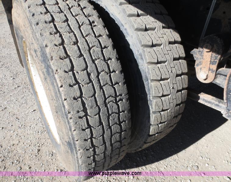 image for item F6567 1994 Ford Aeromax L9000 dump truck