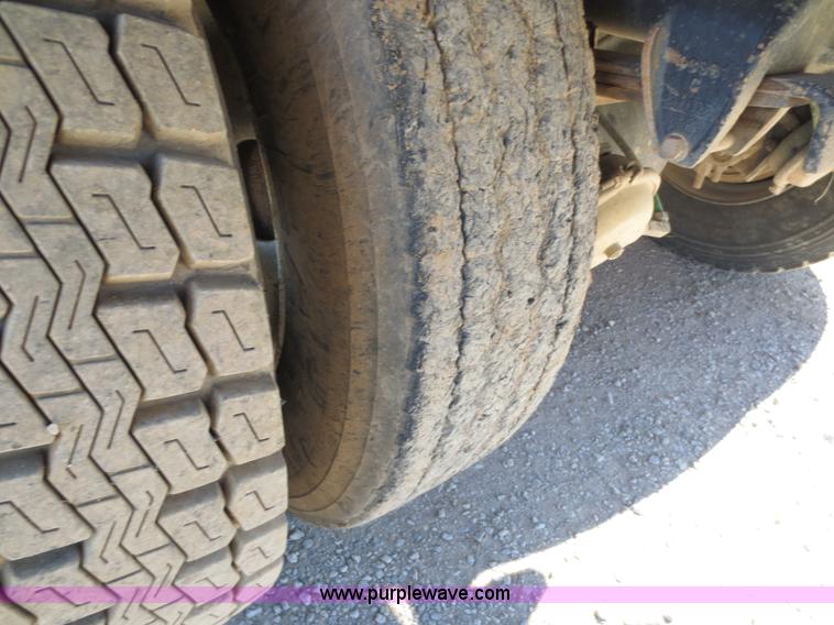 image for item F6567 1994 Ford Aeromax L9000 dump truck