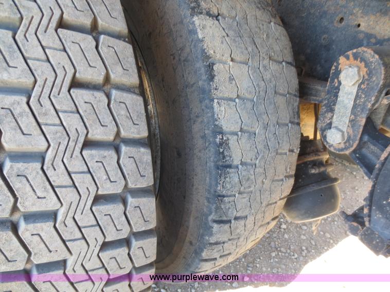 image for item F6567 1994 Ford Aeromax L9000 dump truck