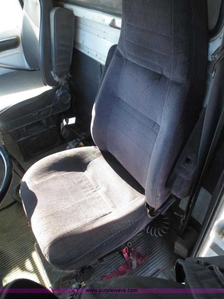 image for item F6567 1994 Ford Aeromax L9000 dump truck