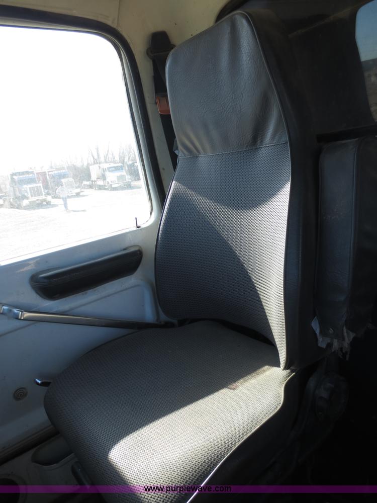 image for item F6567 1994 Ford Aeromax L9000 dump truck