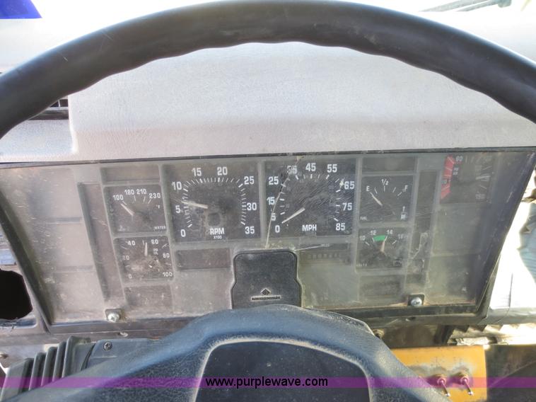 image for item F6568 1998 International 4700 water truck