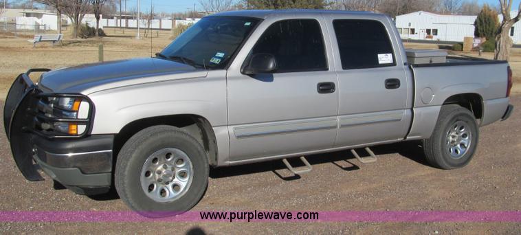 image for item G5590 2005 Chevrolet Silverado 1500 Crew Cab pickup truck