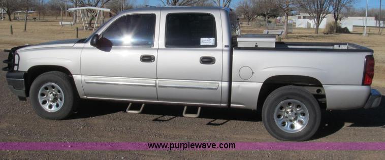 image for item G5590 2005 Chevrolet Silverado 1500 Crew Cab pickup truck