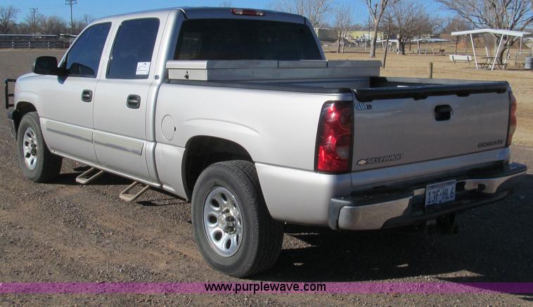 image for item G5590 2005 Chevrolet Silverado 1500 Crew Cab pickup truck