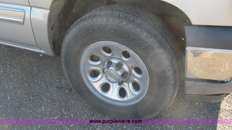 image for item G5590 2005 Chevrolet Silverado 1500 Crew Cab pickup truck