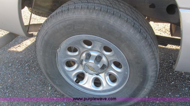 image for item G5590 2005 Chevrolet Silverado 1500 Crew Cab pickup truck