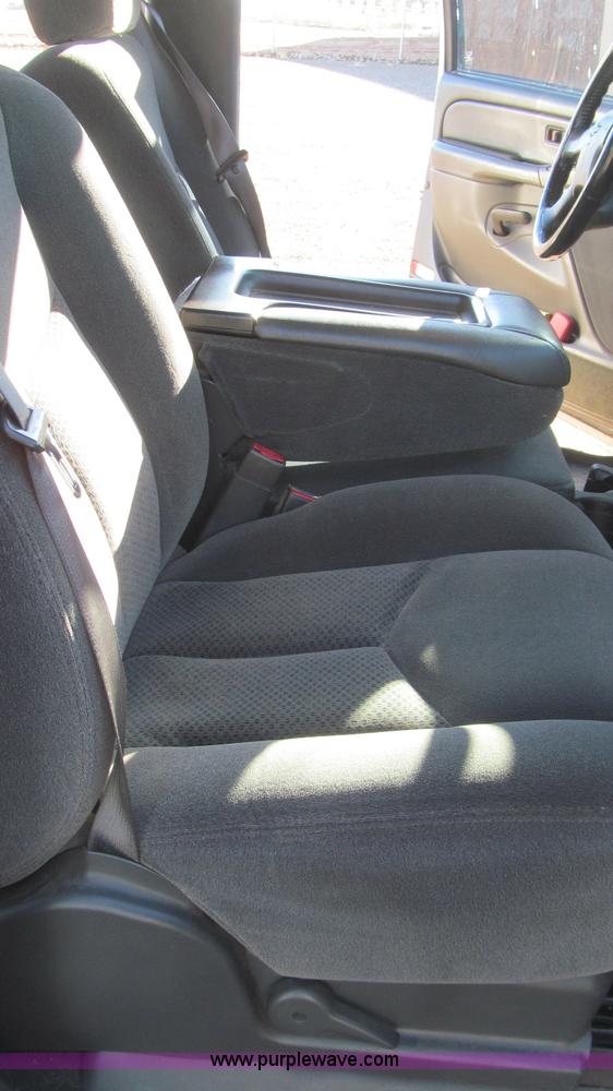 image for item G5590 2005 Chevrolet Silverado 1500 Crew Cab pickup truck