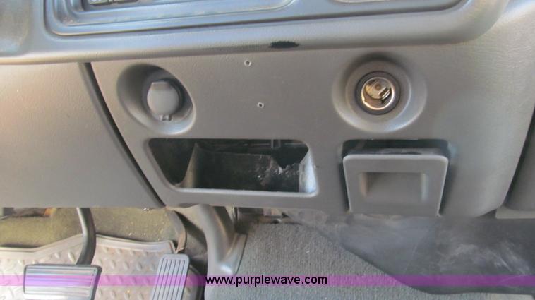 image for item G5590 2005 Chevrolet Silverado 1500 Crew Cab pickup truck