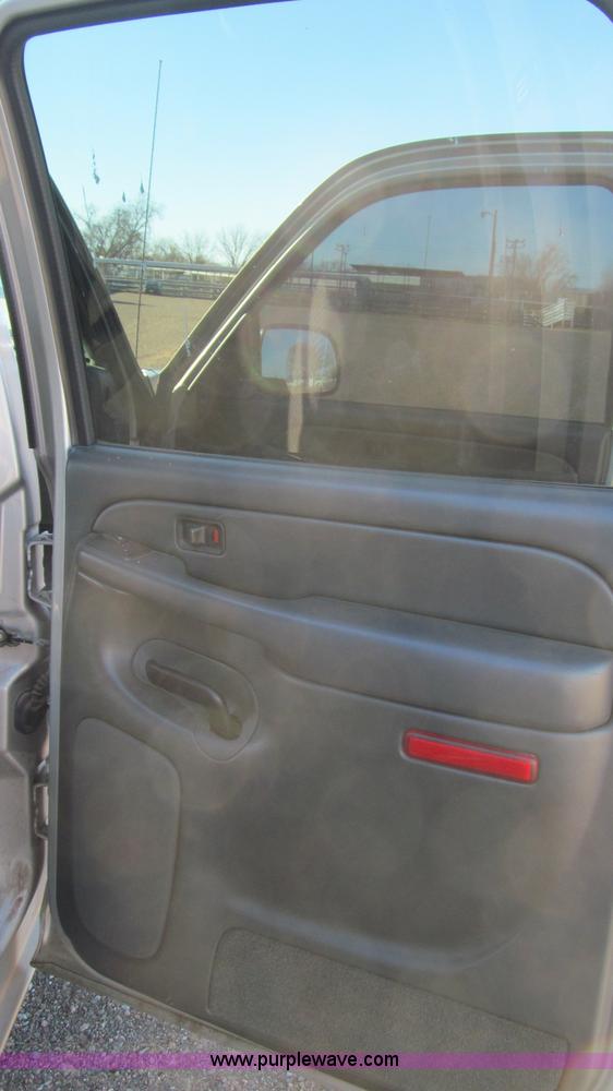 image for item G5590 2005 Chevrolet Silverado 1500 Crew Cab pickup truck