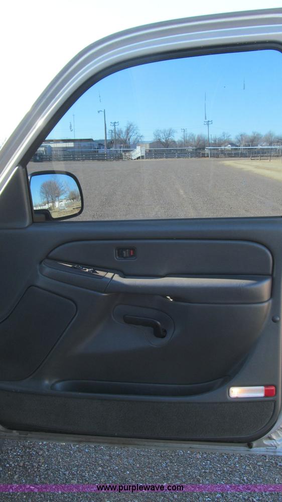 image for item G5590 2005 Chevrolet Silverado 1500 Crew Cab pickup truck