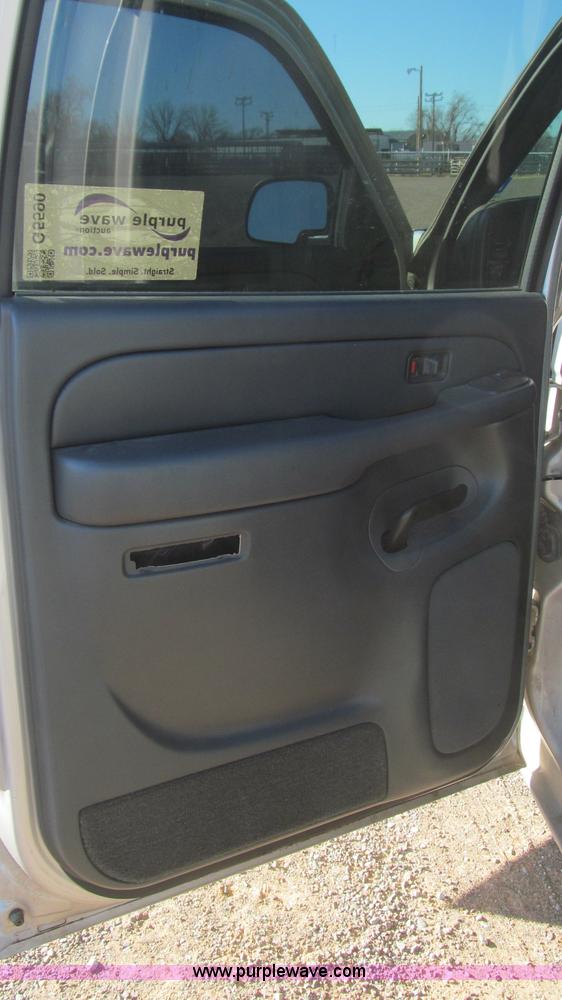 image for item G5590 2005 Chevrolet Silverado 1500 Crew Cab pickup truck