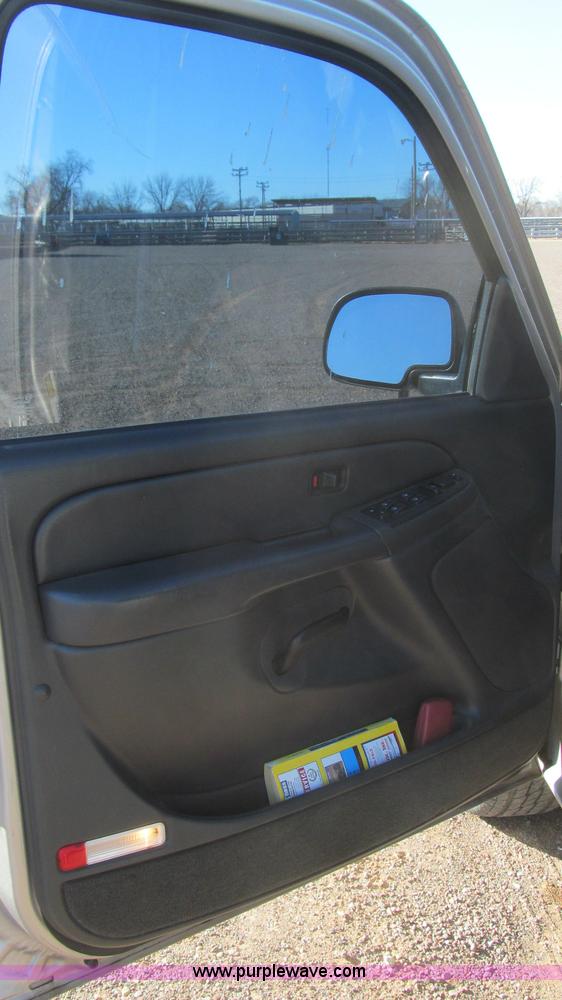 image for item G5590 2005 Chevrolet Silverado 1500 Crew Cab pickup truck