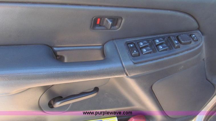 image for item G5590 2005 Chevrolet Silverado 1500 Crew Cab pickup truck