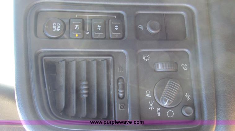 image for item G5590 2005 Chevrolet Silverado 1500 Crew Cab pickup truck