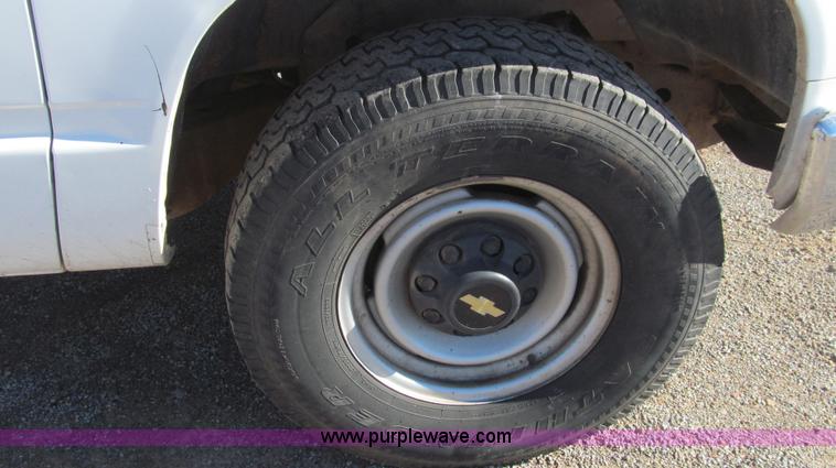 image for item G5591 2000 Chevrolet 2500 pickup truck